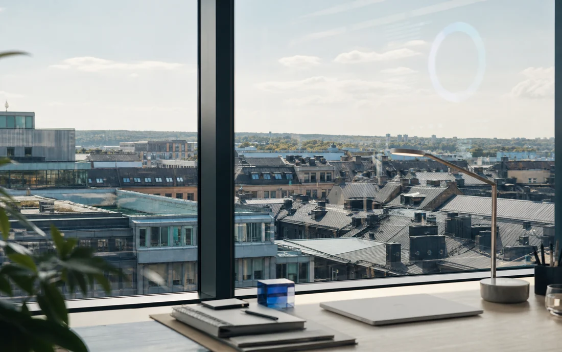 Illustrativ arbetsmiljö med skrivbord, laptop och en blå glaskub