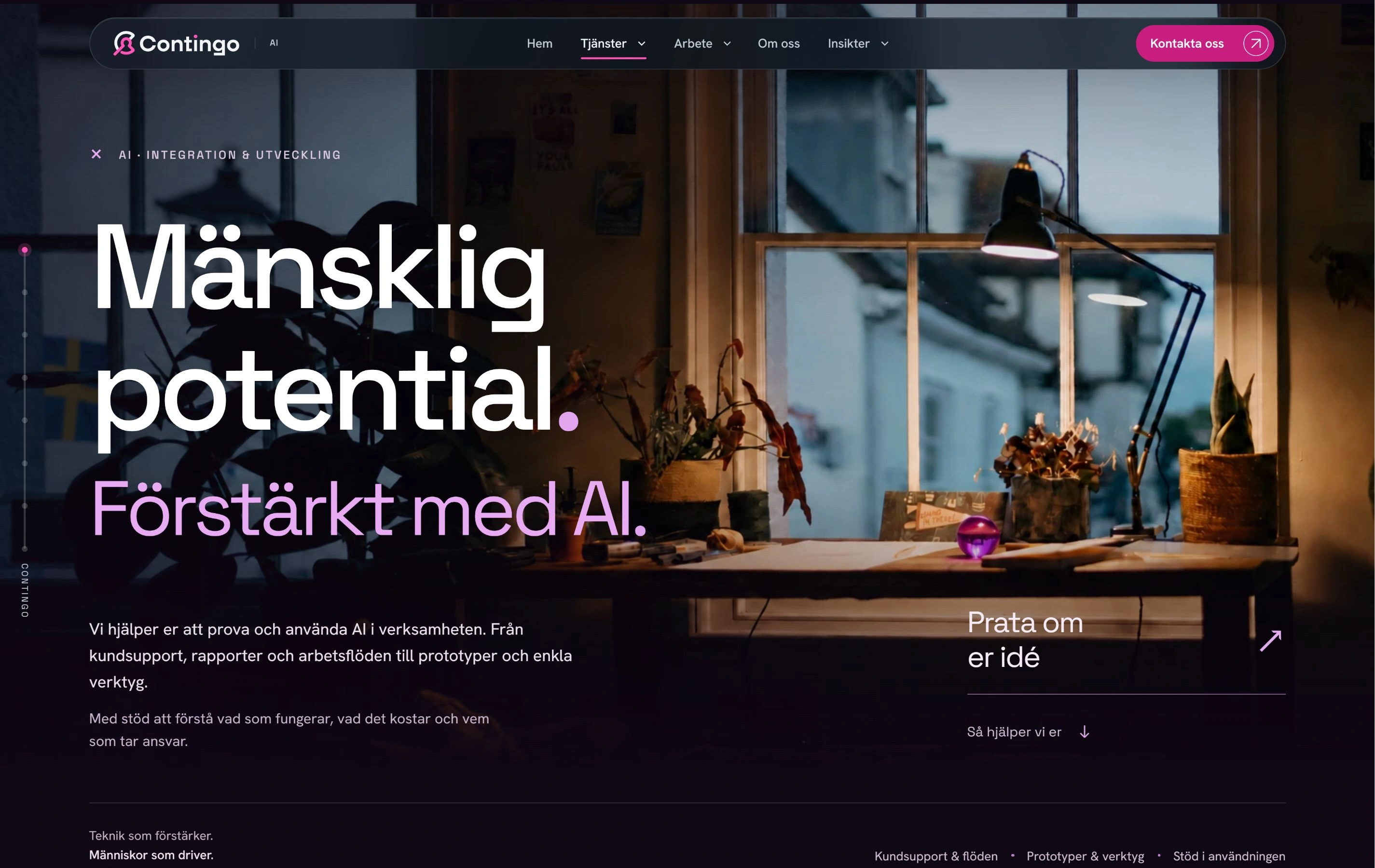 AI-sidans arbetsplats i skymning med magenta glas och rubriken Mänsklig potential. Förstärkt med AI.